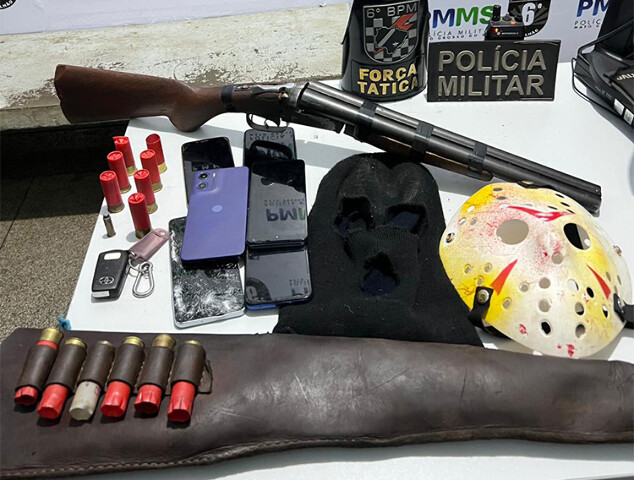 Homem com máscara do personagem “Jason” foi detido pela PM após tentativa de sequestro de crianças em Corumbá