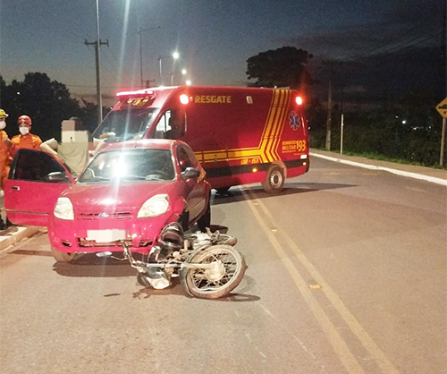 Motociclista fica ferido após queda e colisão com carro em uma rotatória de Corumbá