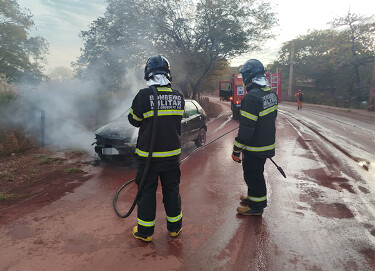 Bombeiros s&atilde;o acionados para conter inc&ecirc;ndio em ve&iacute;culo na Rua Frei Liberato em Lad&aacute;rio