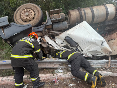 Caminhoneiro boliviano morre ap&oacute;s tombar carreta com sucata na rotat&oacute;ria da Rodovia Ram&atilde;o Gomez em Corumb&aacute;