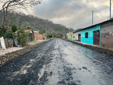 Prefeitura de Lad&aacute;rio inicia aplica&ccedil;&atilde;o da primeira camada de asfalto no Nova Alian&ccedil;a