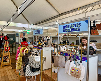 Hist&oacute;rias feitas &agrave; m&atilde;o: economia criativa transforma pavilh&atilde;o da FLIB em vitrine de arte, afeto e identidade local