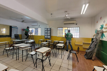 Prefeitura realiza mutir&atilde;o de limpeza e dedetiza&ccedil;&atilde;o nas escolas da REME durante recesso
