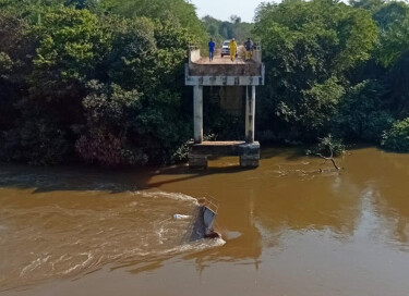 Ponte de concreto desaba e motorista de carreta desaparece no Rio Taquari 