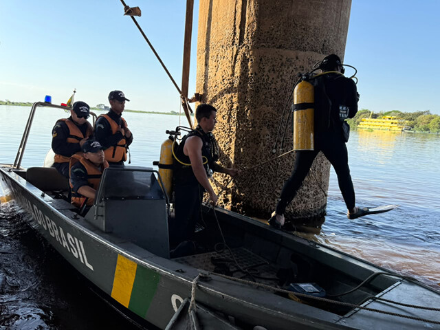 Marinha atua na limpeza das estruturas de captação de água em Corumbá