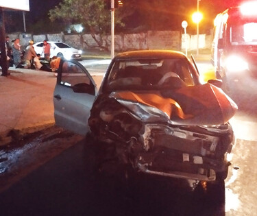 Acidente entre moto e carro deixa homem com a perna ferida no Centro de Corumb&aacute;