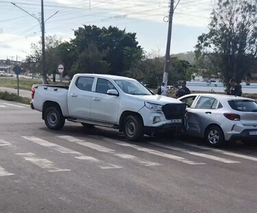 Mulher fica ferida no bra&ccedil;o provocado por estilha&ccedil;os ap&oacute;s colis&atilde;o entre carros no bairro Aeroporto em Corumb&aacute;