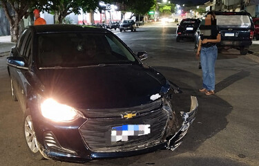 Colis&atilde;o entre carro e motocicleta deixa jovem ferida e com sinais de fraturas no Centro de Corumb&aacute;