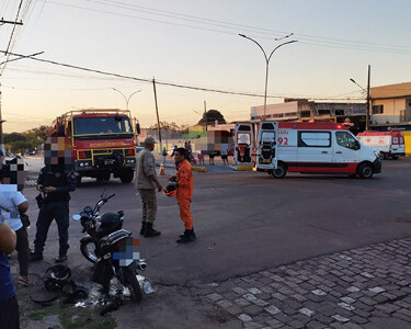 Tr&ecirc;s pessoas ficam feridas ap&oacute;s colis&atilde;o entre duas mortos no centro de Lad&aacute;rio