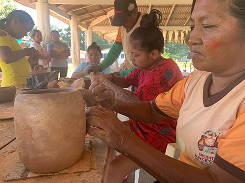 Da panela Macuxi aos grafismos Kadiw&eacute;u, encontro em MS promove troca de saberes entre ceramistas ind&iacute;genas